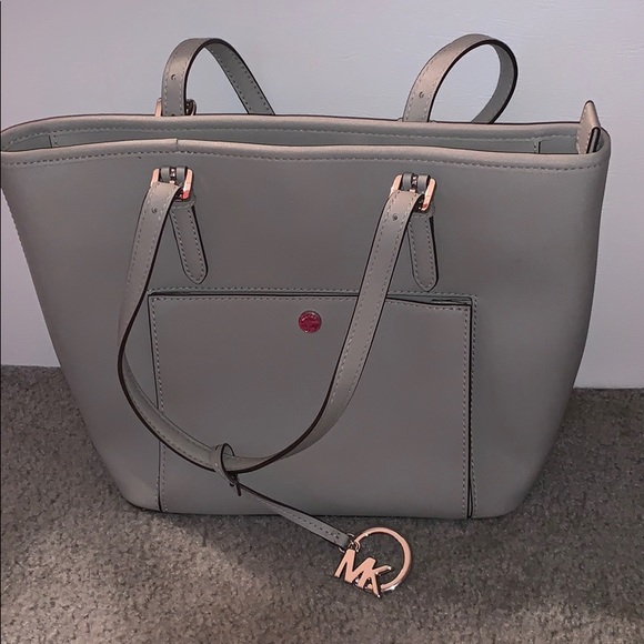 Michael Kors Handbags - LIKE NEW MICHAEL KORS BAG